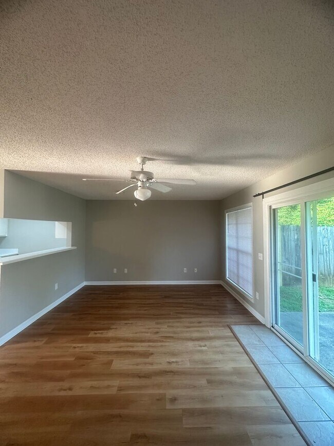 Building Photo - Dunwoody Townhomes!