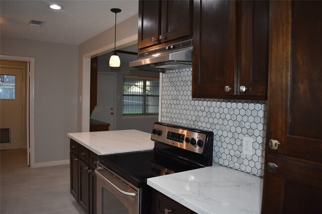 Building Photo - 3110 Springhill Dr