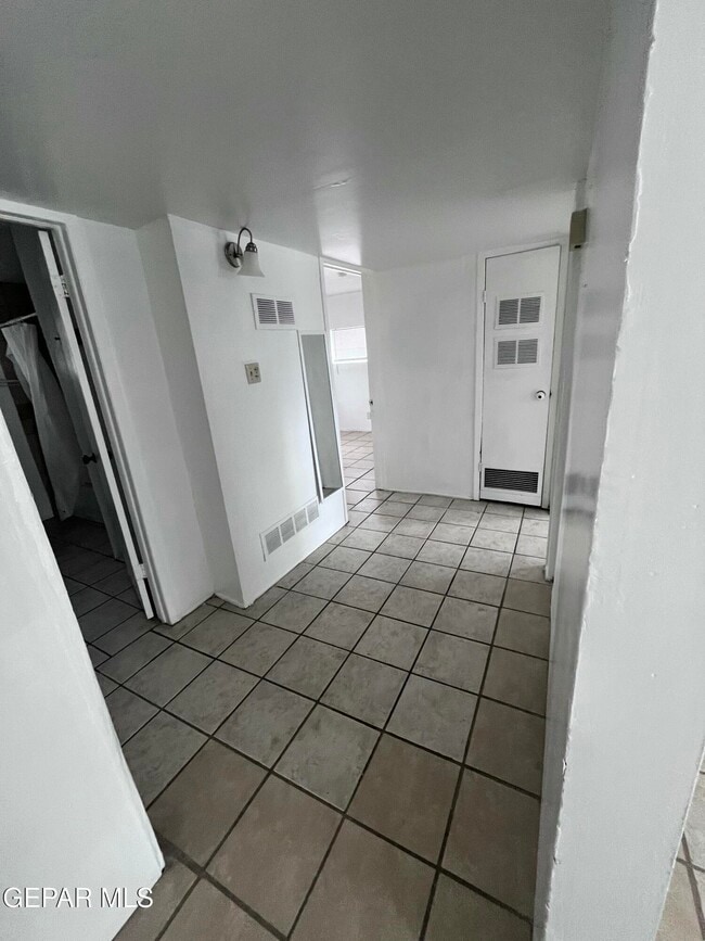 Building Photo - 813 Elmwood Ct