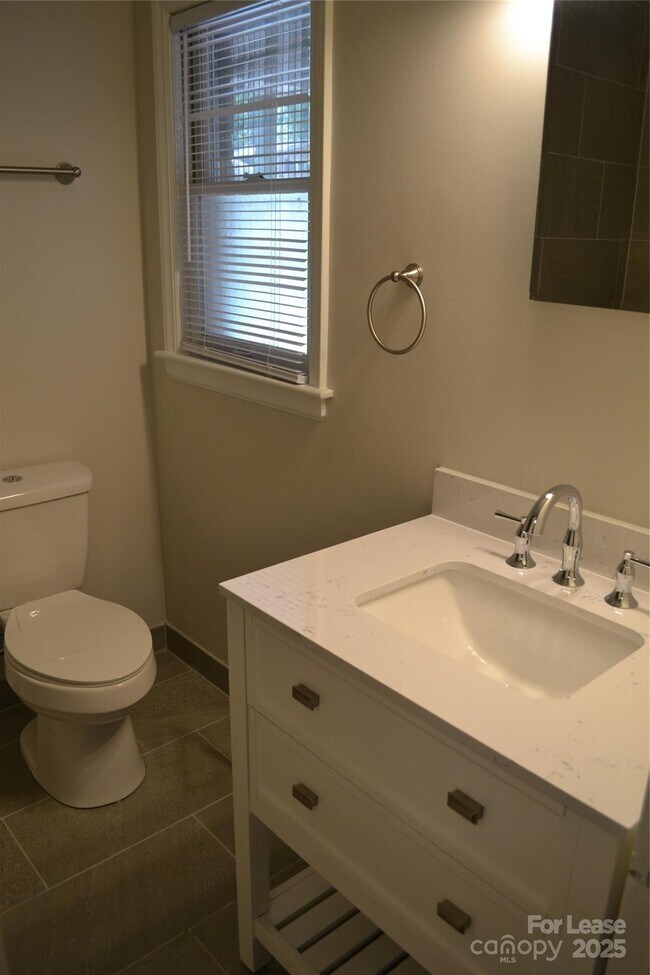Building Photo - 3313 Woodwardia Dr