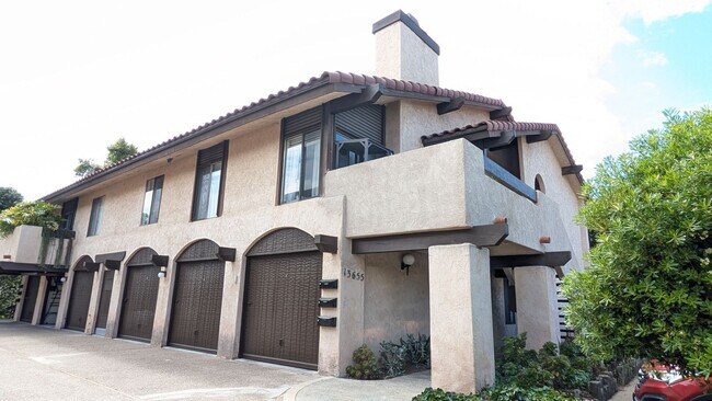 Building Photo - Reduced! Large pets ok! One bed plus office