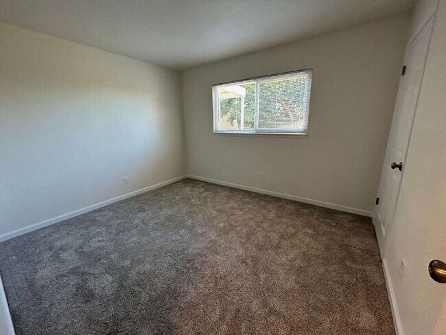 Building Photo - 1525 James St