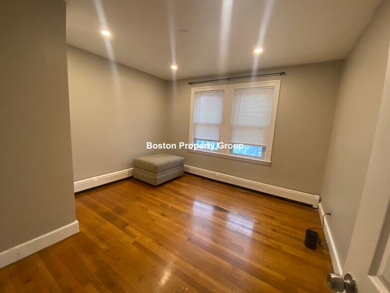 Building Photo - 33 Oldfields Rd