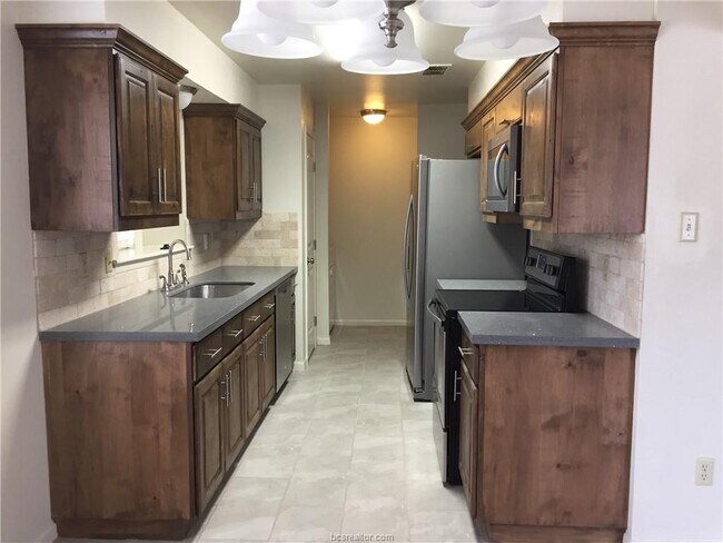 Building Photo - 905 Balcones Dr