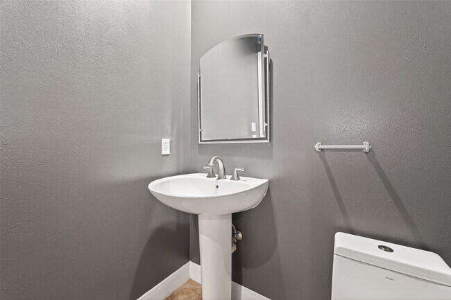 Building Photo - 4910 Waterbeck St