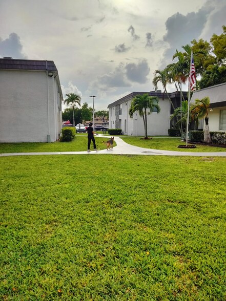 Building Photo - 10395 N Kendall Dr