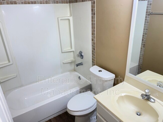 Building Photo - 4444 Longtree Cove