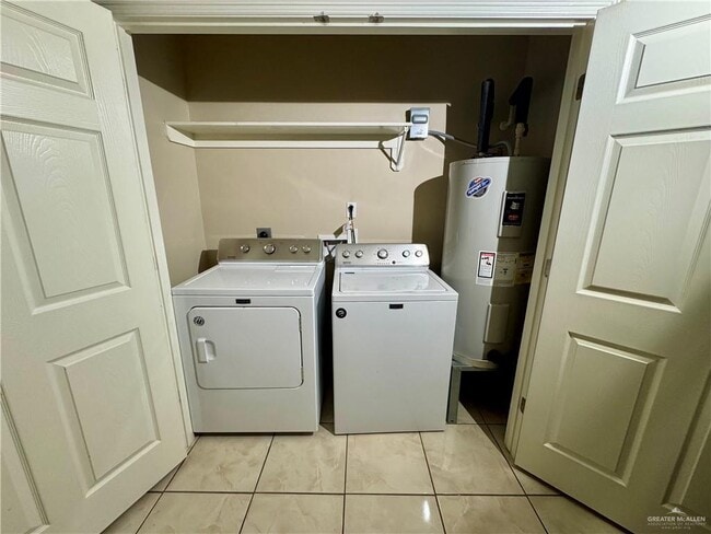 Building Photo - 12 Primrose Ave