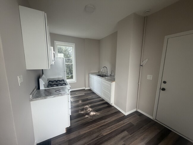 Building Photo - 5617 Abbottsford Ave