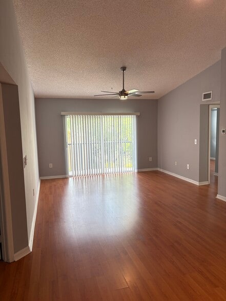 Building Photo - 900 Crestwood Ct S