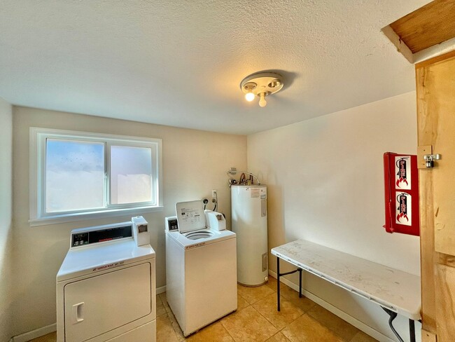 Building Photo - Beautifully remodeled south-facing unit, a...