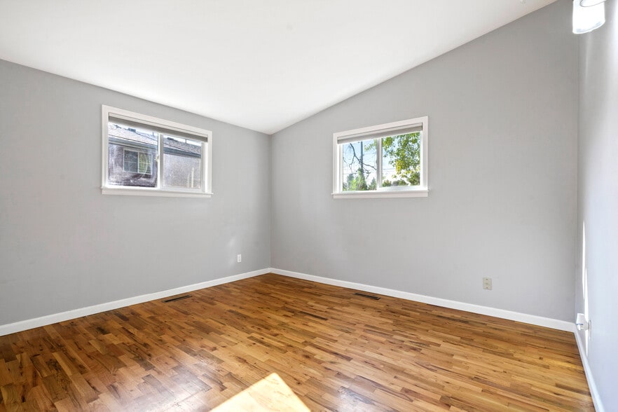 Building Photo - 1204 W 10th St