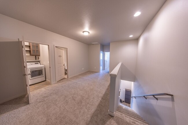 Building Photo - 3 bedroom home in Ridgefield w/ AC - Built...
