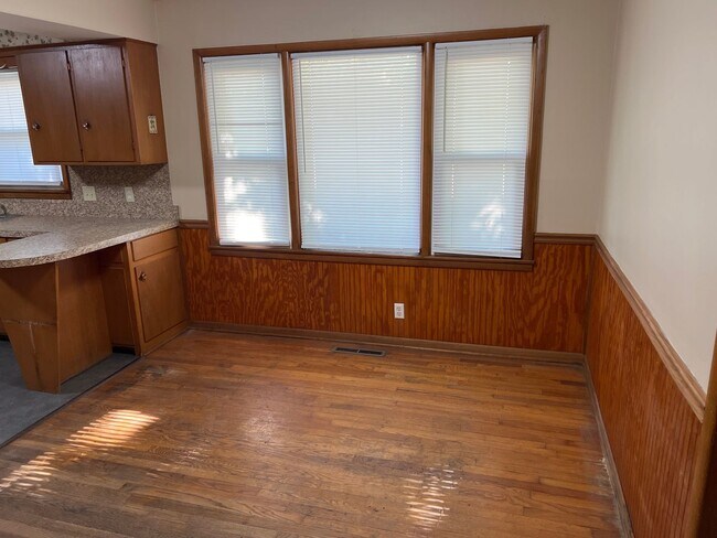 Building Photo - 3 Bedroom 2 Bathrooms! Close to Bass Pro! ...