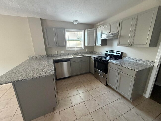 Building Photo - 124 Hampton Dr