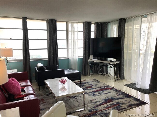Building Photo - 1817 S Ocean Dr