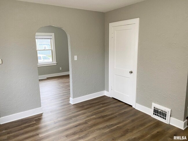 Building Photo - 303 Central St