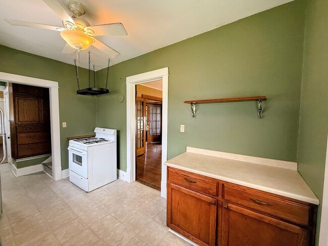 Building Photo - Three bedroom one bathroom home for rent