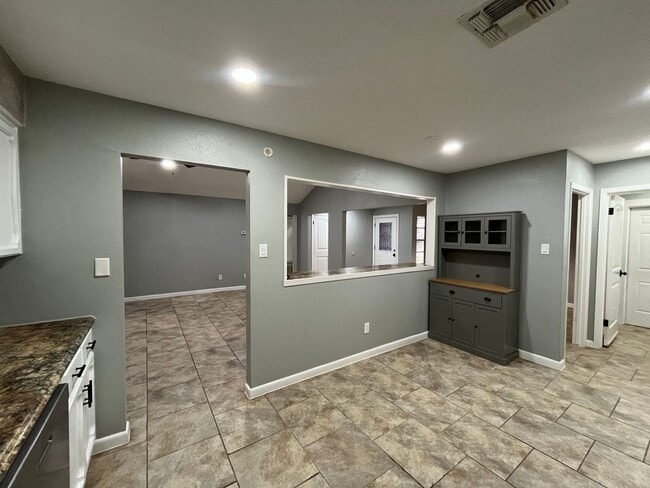 Building Photo - UPDATED HOME WITH BONUS ROOM