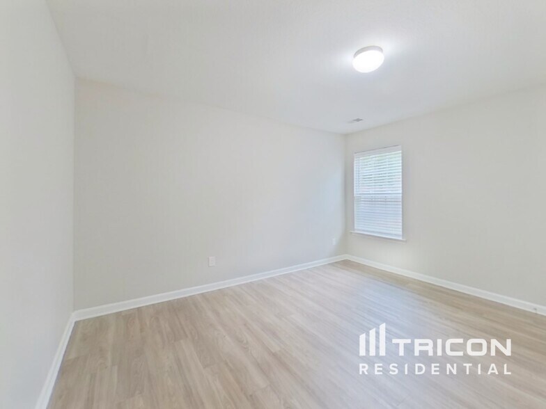 Building Photo - 750 Chariot Way