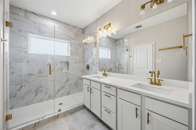 Building Photo - 2207 Des Chaumes St