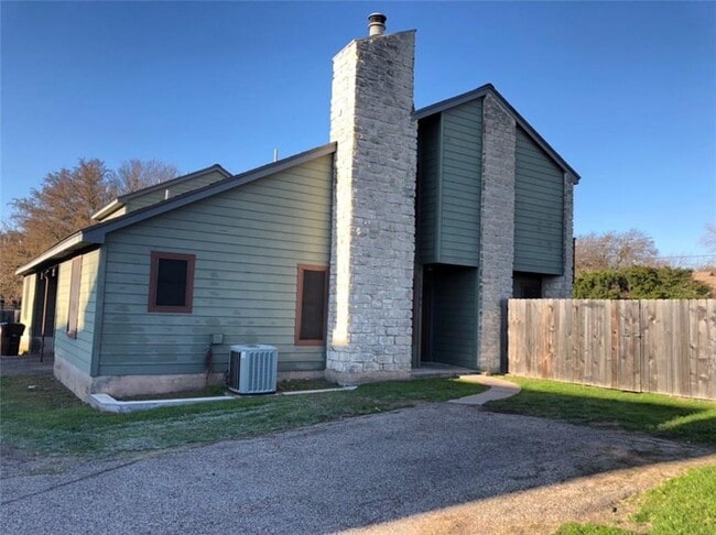 Building Photo - 1703 Horseshoe Cir