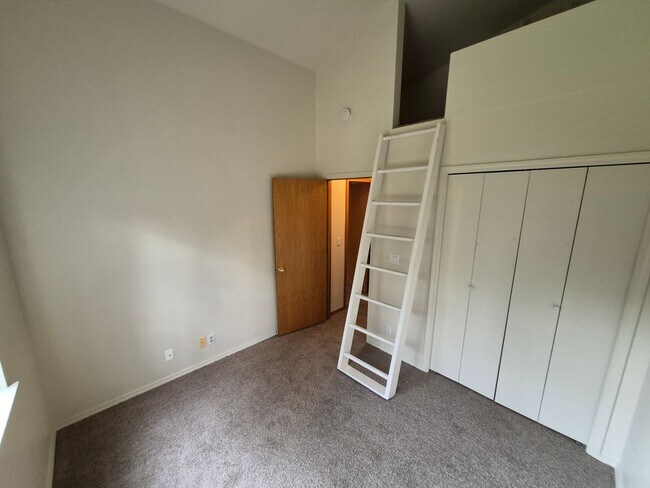 Building Photo - 3BR/2BA NE Bend Home