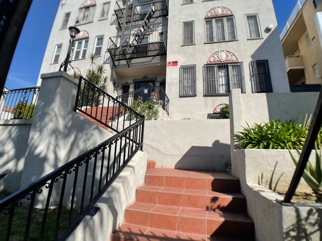 Building Photo - 316 S Berendo St