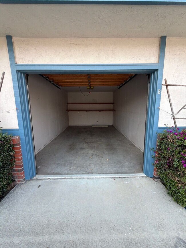 Building Photo - 332 E Romie Ln