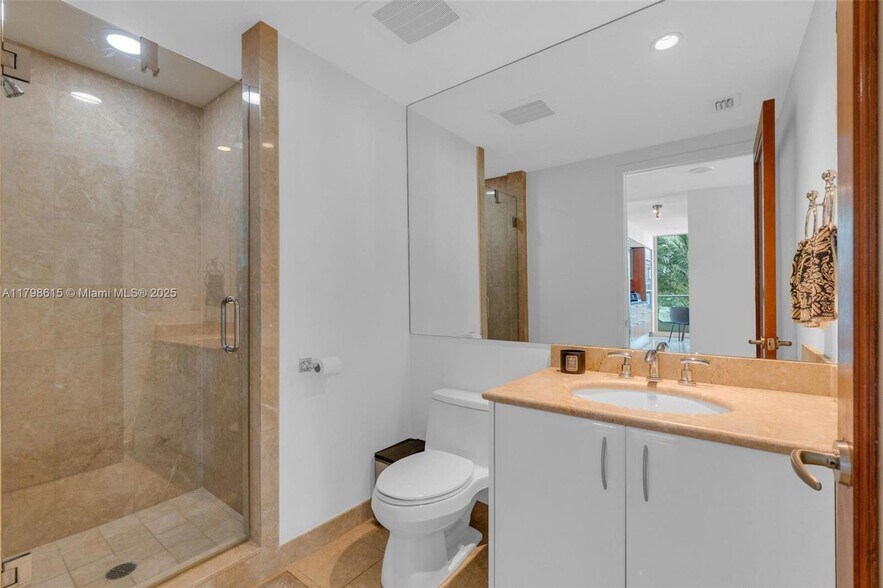Building Photo - 1331 Brickell Bay Dr