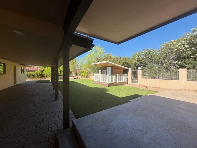 Building Photo - 9225 N Arroya Vista Dr W