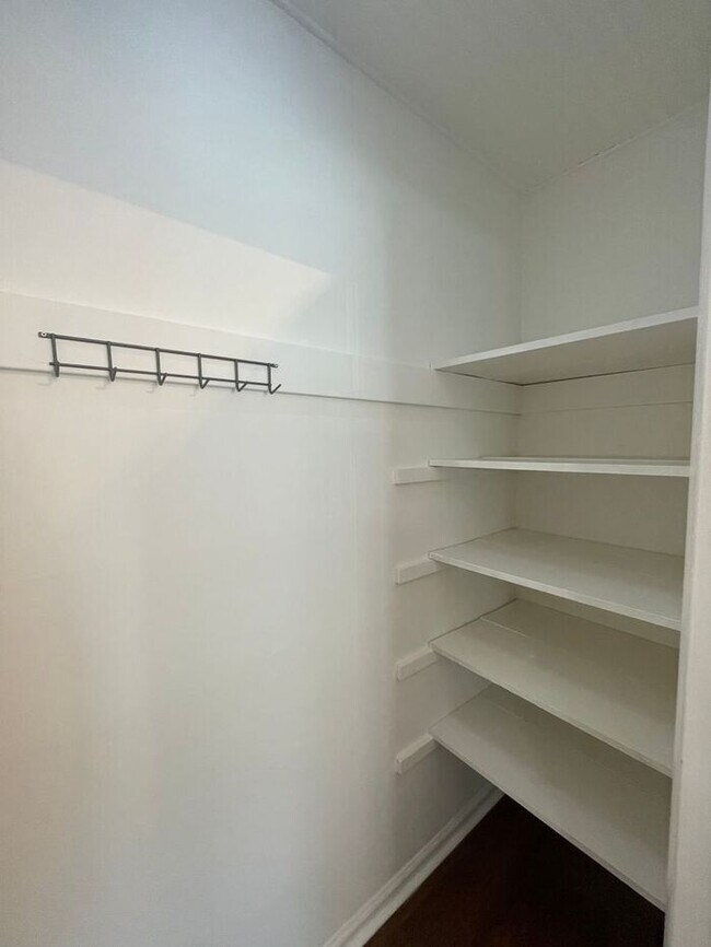 Building Photo - Beautiful 3-bedroom, 2.5 bath townhome in the highly desirable Governors Square subdivision.