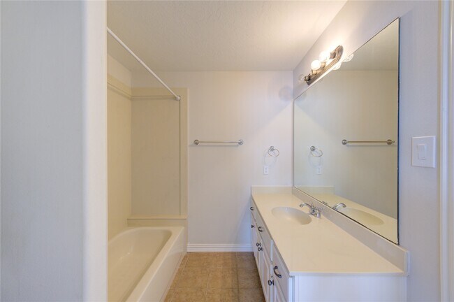 Building Photo - 2011 Spring Cedar Ln