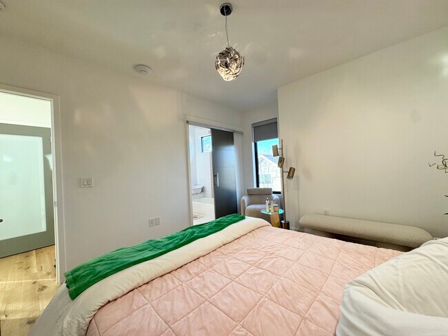 Building Photo - 4732 Mercier St