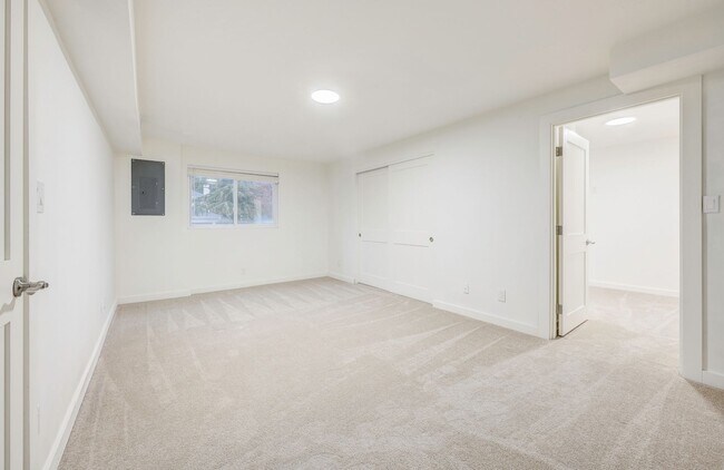 Building Photo - Beautiful 4 Bedroom Home in Matthews Beach AVAILABLE NOW!