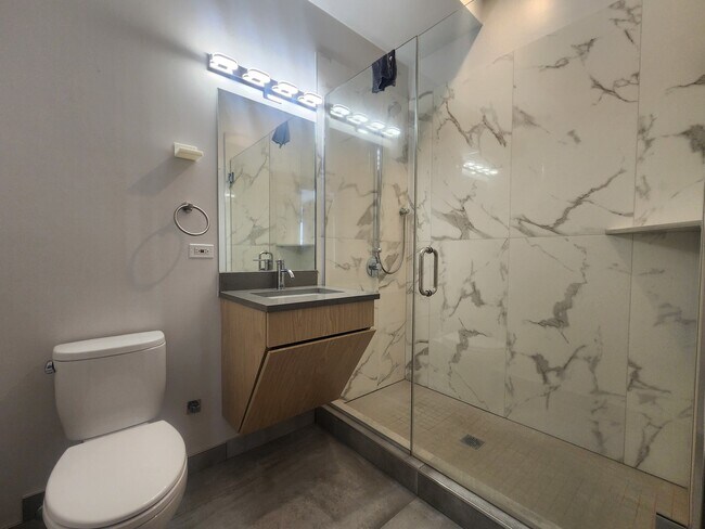 Building Photo - 2406 W Armitage Ave