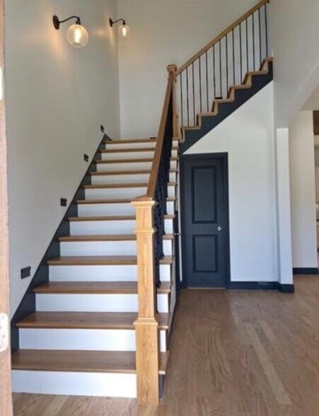 Building Photo - 560 Inwood St