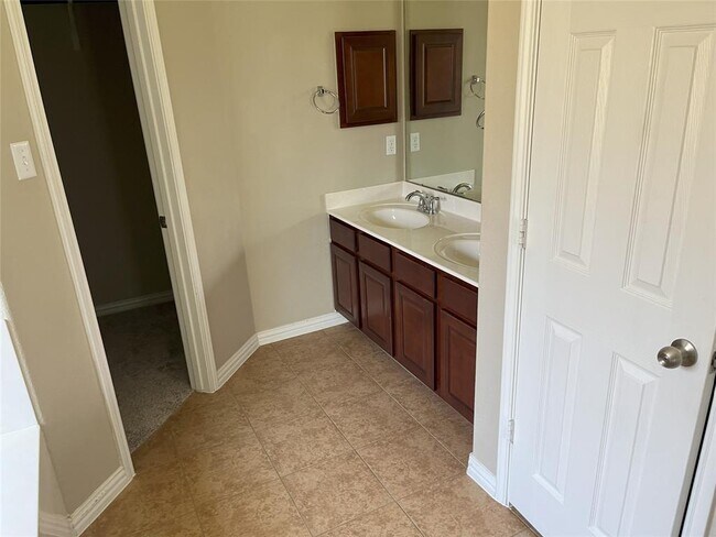 Building Photo - 2375 Garlic Creek Dr