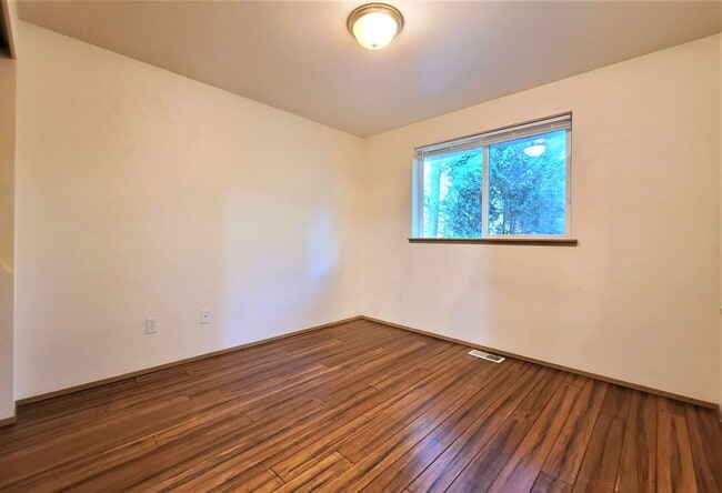 Building Photo - Spacious, 3 bedroom 2 bath Duplex in Marys...