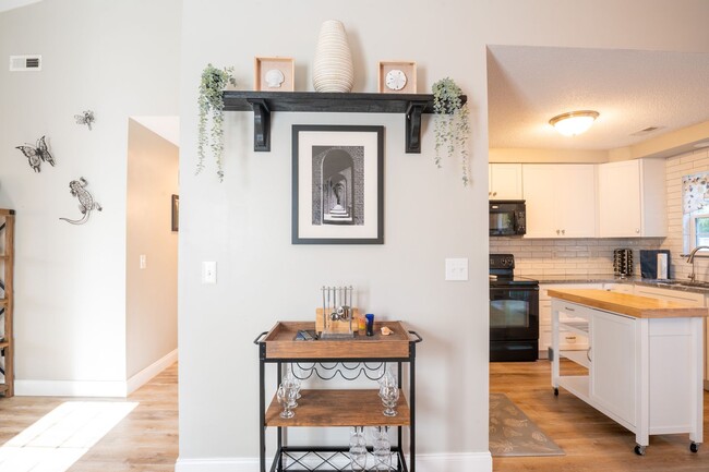 Building Photo - FURNISHED MONTHLY RENTAL-AVAILABLE STARTIN...