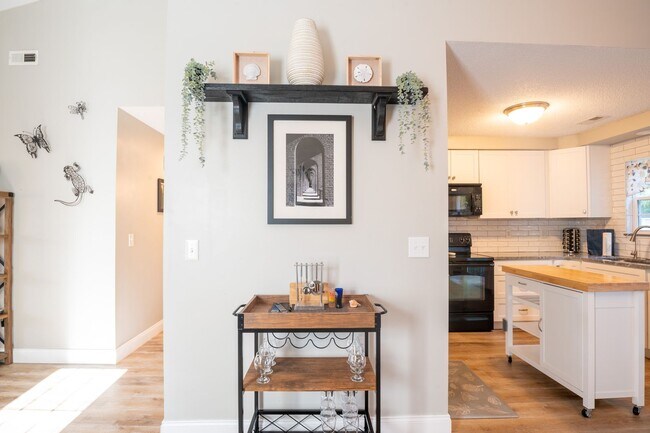 Building Photo - FURNISHED MONTHLY RENTAL-AVAILABLE STARTING MARCH 2026