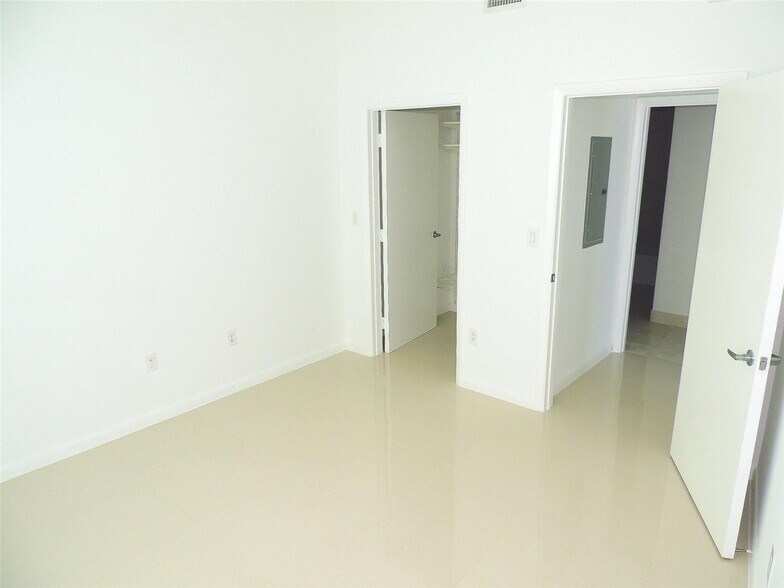 Building Photo - 1900 N Bayshore Dr