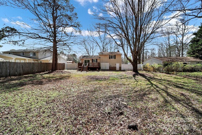 Building Photo - 6230 Holly Knoll Dr