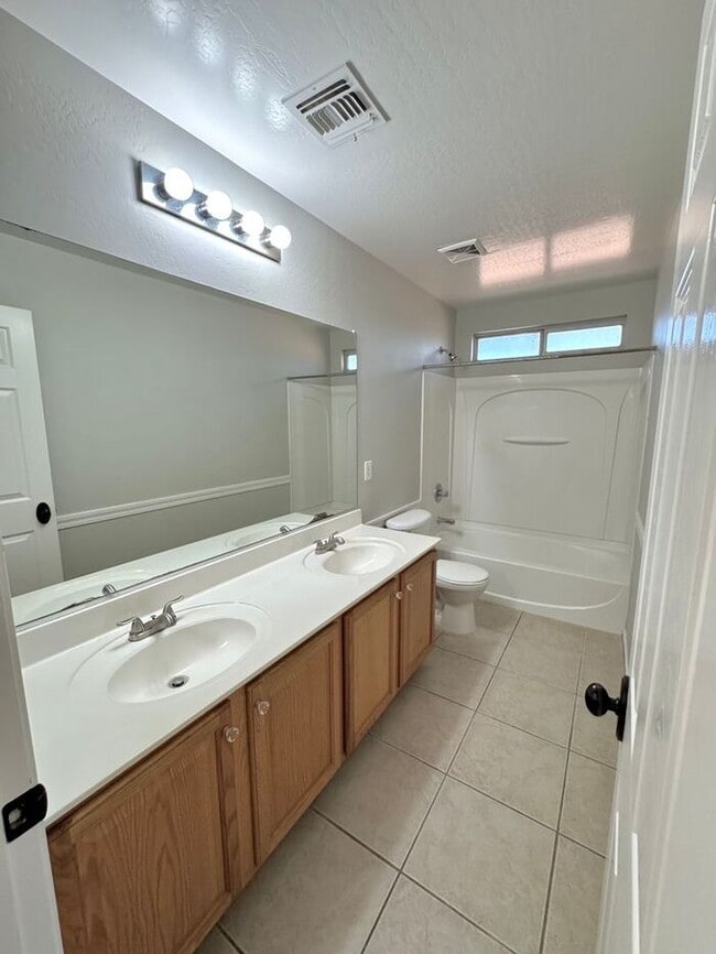 Building Photo - 1056 E Lakeview Dr