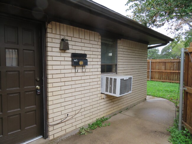 Primary Photo - 306 Hollyhill Ln
