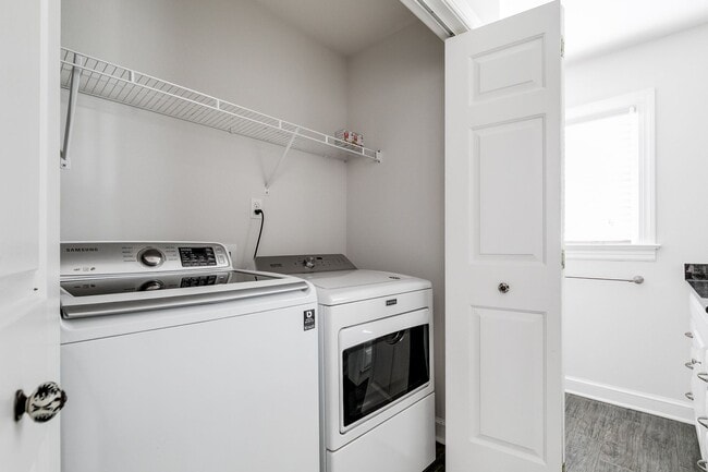 Building Photo - 3 Bedroom Rancher in Chesterfield! ***Avai...