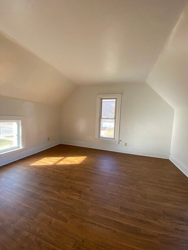 Building Photo - 3 Bedroom Home in Elkhart with Garage and ...