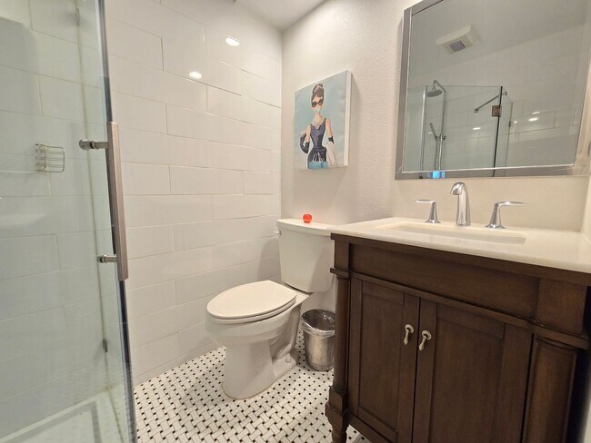 Building Photo - Stunning 2 Bed / 2.5 Bath Townhouse with G...