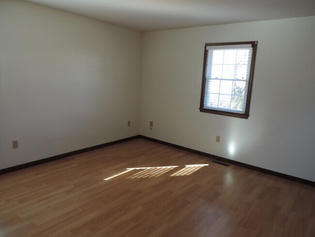 Building Photo - Perfect Family Home