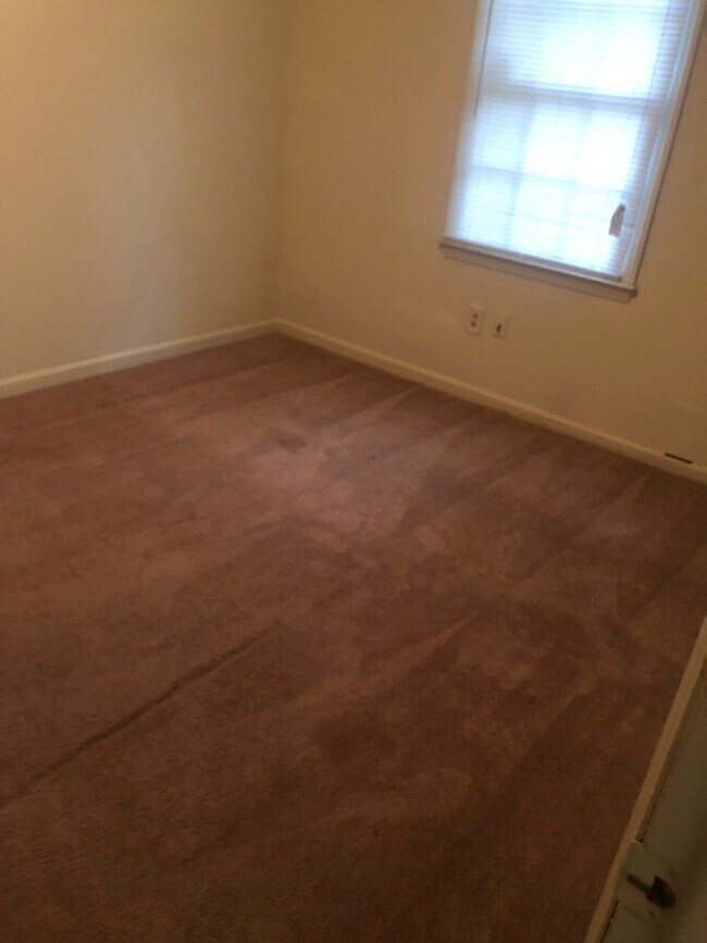 Building Photo - 2 Bedroom Duplex in Boulevard with a Yard